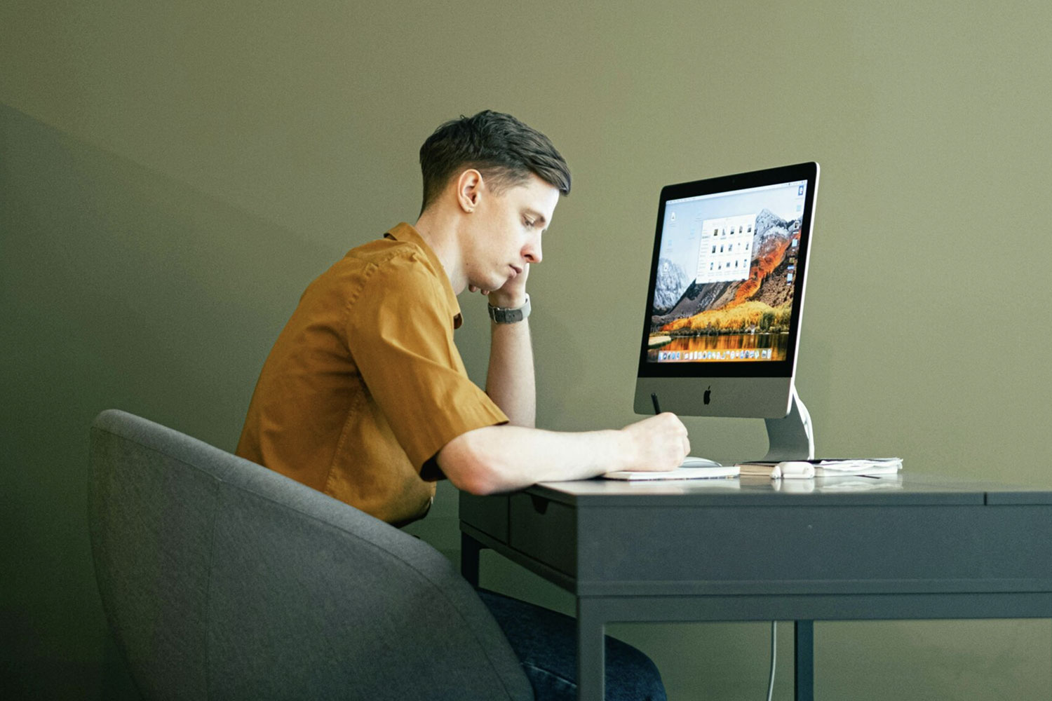 Junger Mann sitzt am PC